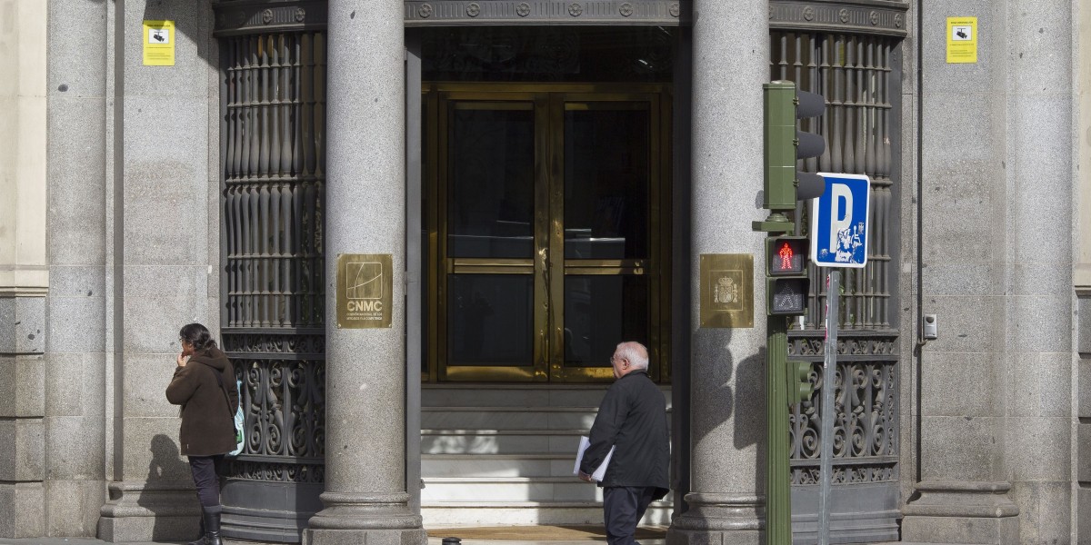La CNMC multa a Endesa y Naturgy con 1,2 millones por omitir en facturas información relevante a consumidores Sede de la CNMC