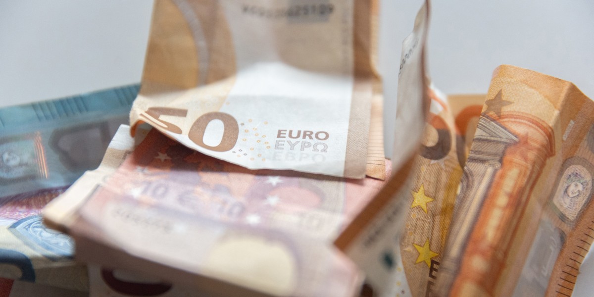 Archivo - Varios billetes en una mesa