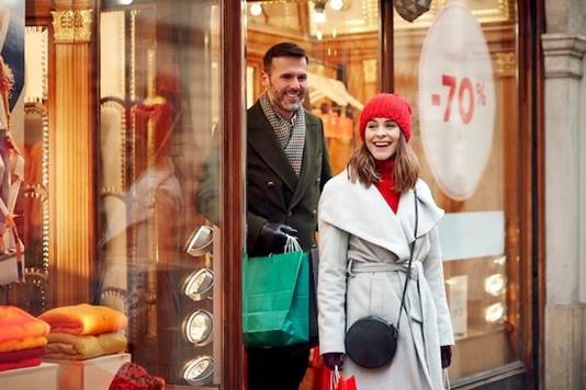 La afluencia a los centros comerciales se eleva un 5,2% en enero, impulsado por las rebajas Gente comprando en centros comerciales