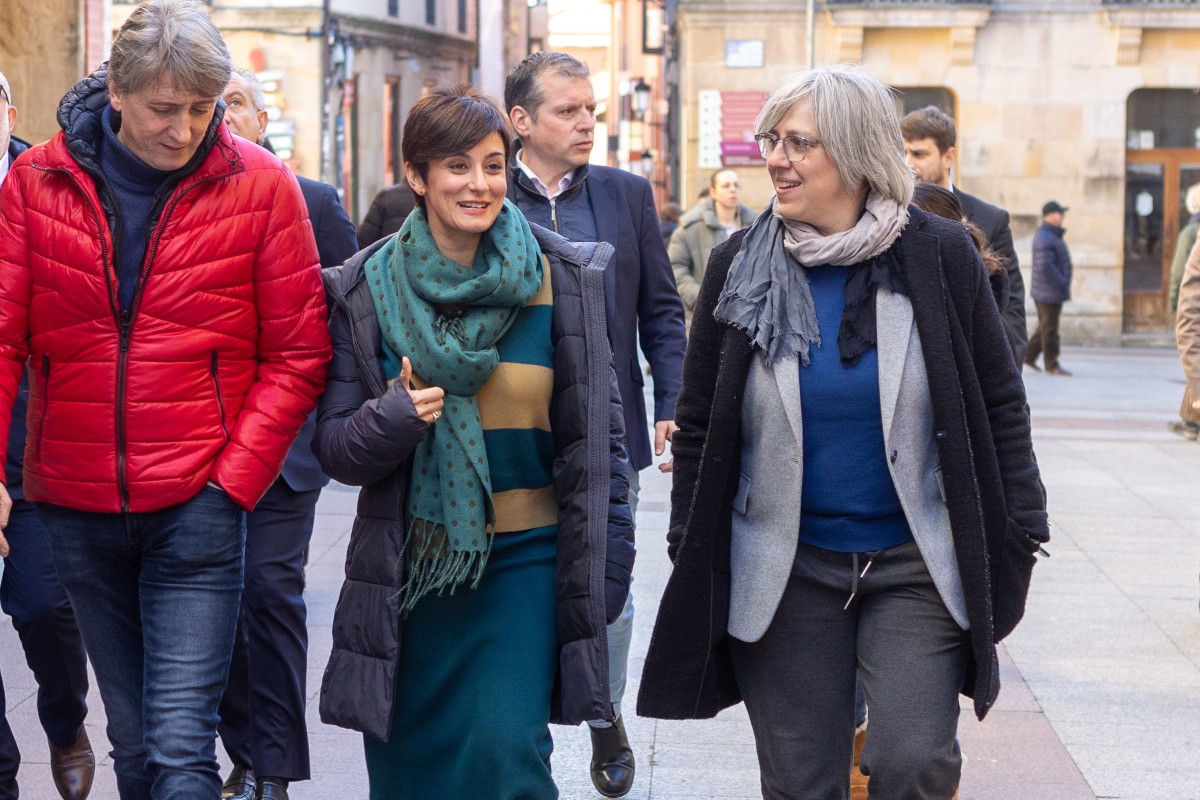 La ministra de Vivienda y Agenda Urbana, Isabel Rodríguez (2i), y el alcalde de Soria, Carlos Martínez Mínguez (1i), durante una visita a los terrenos propiedad SEPES, en el Ayuntamiento de Soria.