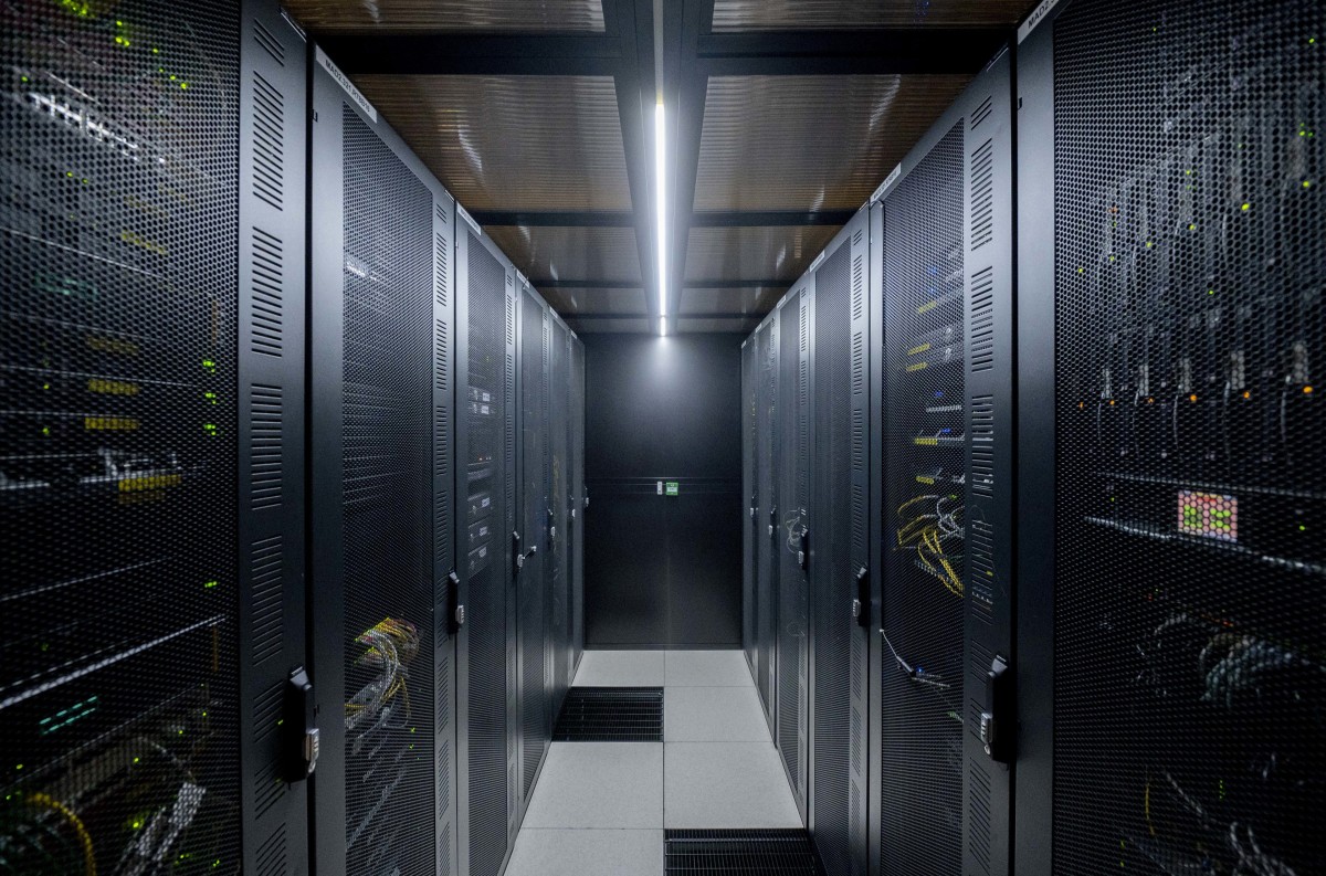Patrizia y CenterSquare invierten en Aligned Data Centers para expandir centros de datos en América Archivo - Servidores de datos durante una jornada de puertas abiertas al centro de datos Digital Realty, a 22 de marzo de 2023, en Madrid (España).