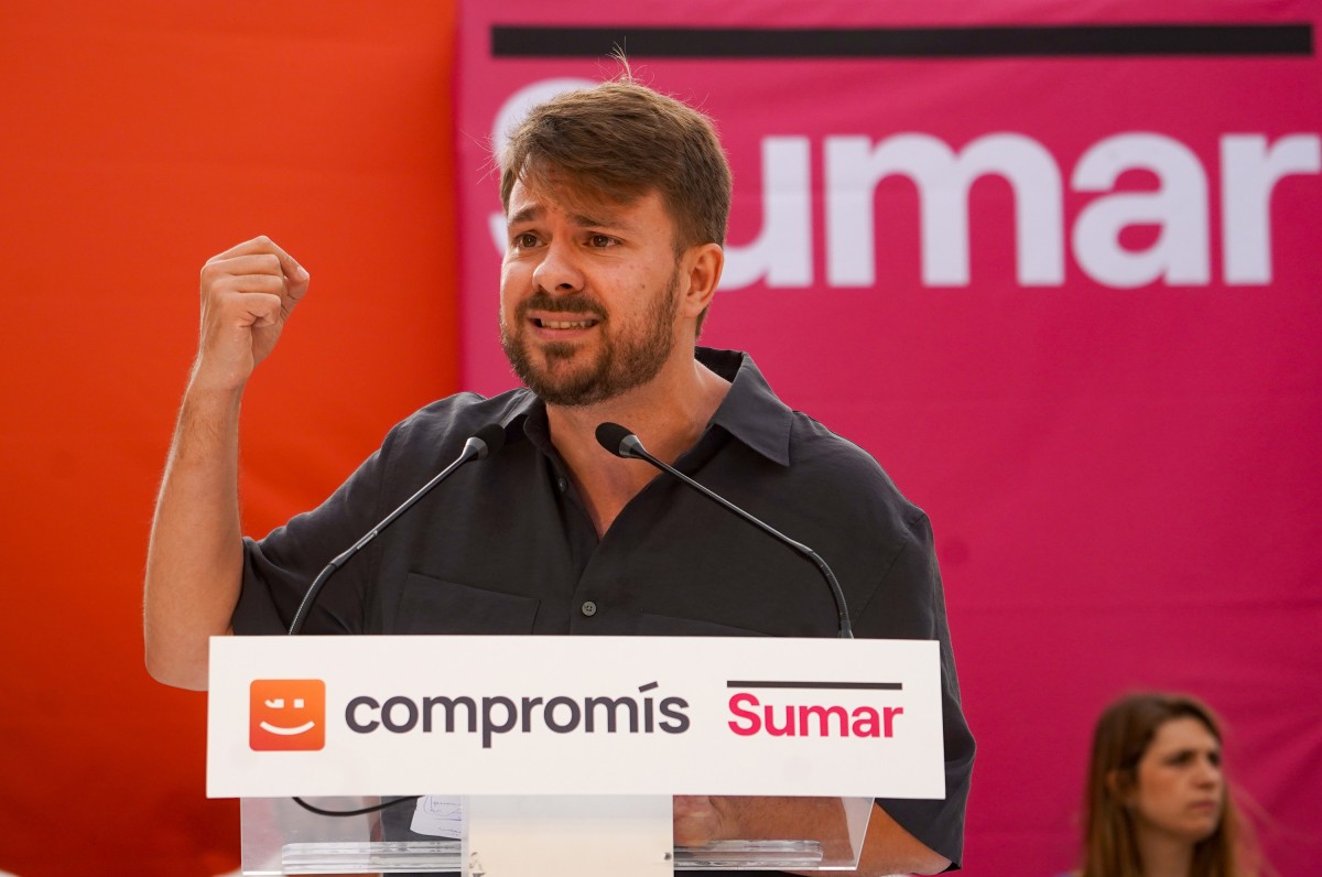 El diputado de Compromís-Sumar en el Congreso, Alberto Ibáñez, durante un acto público de cierre de campaña de Sumar, en la Plaza de la Virgen, a 7 de junio de 2024, en Valencia, Comunidad Valenciana (España).