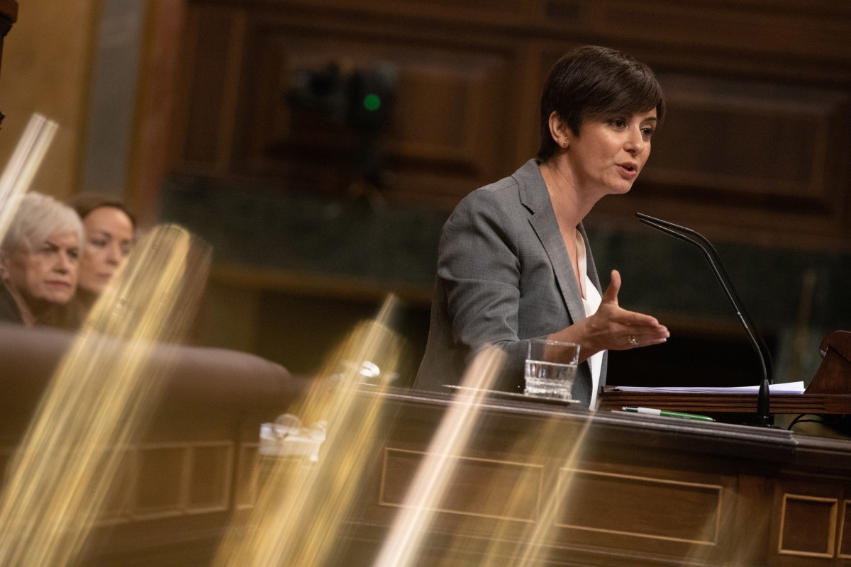 La ministra de Vivienda, Isabel Rodríguez, durante una sesión de control, Congreso de los Diputados, a 12 de febrero de 2025, en Madrid (España). 