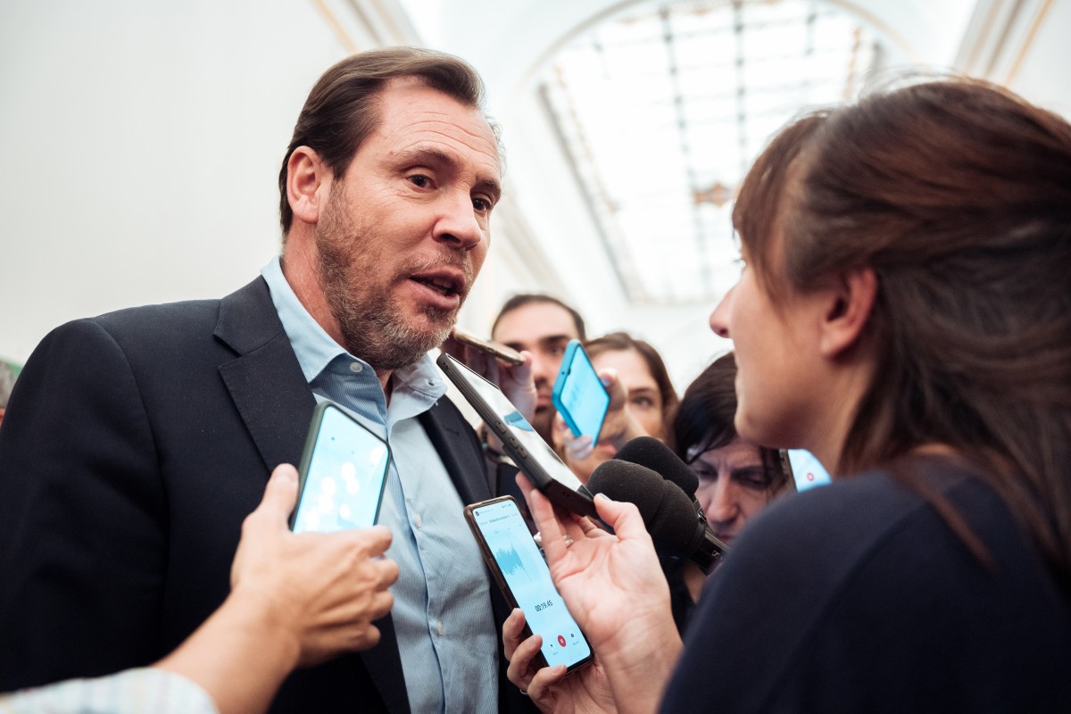 El ministro de Transporte y Movilidad Sostenible, Óscar Puente, ofrece declaraciones a los medios durante una sesión plenaria extraordinaria, en el Congreso de los Diputados, a 22 de enero de 2025, en Madrid (España). El Congreso celebra el primer pleno d