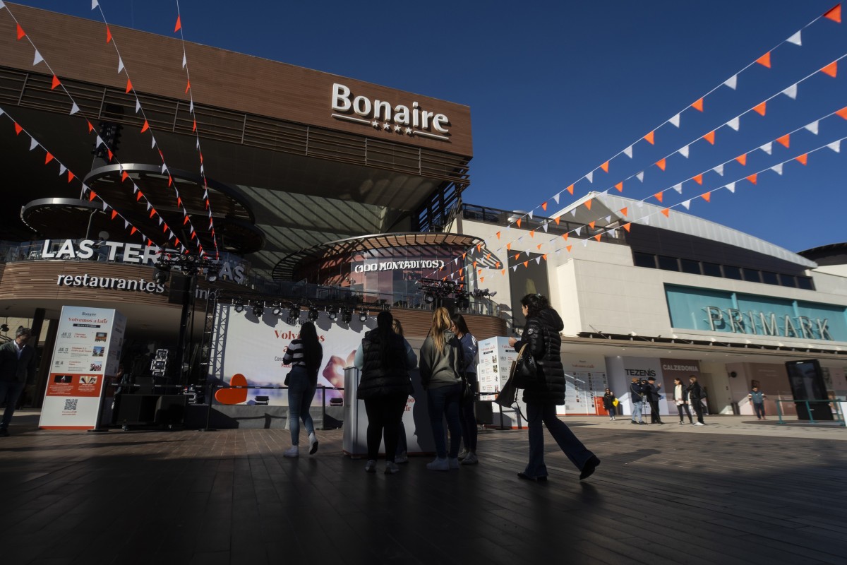 La inversión en Retail en España crece un 147% en 2024 y alcanza los 2.645 millones de euros Clientes y visitantes durante la reapertura de gran parte de las tiendas del centro comercial de Bonaire, a 13 de febrero de 2025, en Aldaia, Valencia