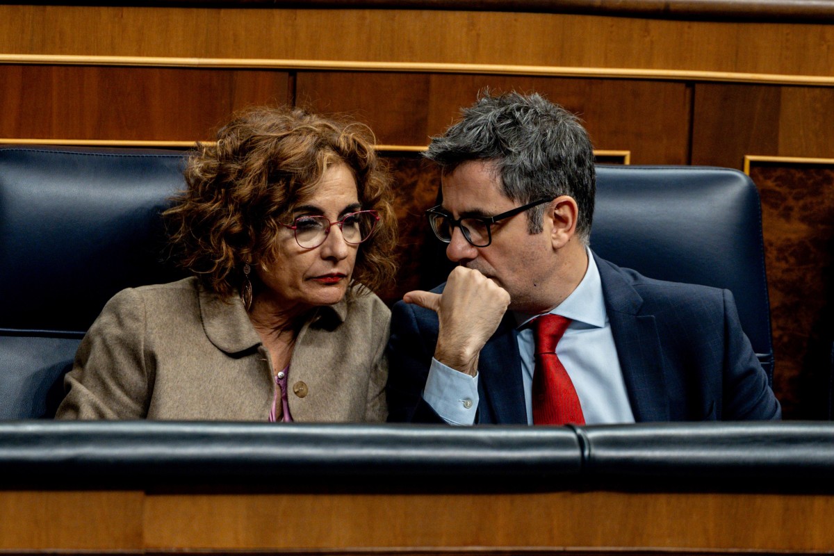 Las leyes de PP, Sumar y Podemos para dejar exento de IRPF el SMI pasan su primer filtro en el Congreso La vicepresidenta primera y ministra de Hacienda, María Jesús Montero y el ministro de Presidencia, Justicia y Relaciones con la Cortes, Félix Bolaños, durante una sesión plenaria, en el Congreso de los Diputados, a 10 de diciembre de 2024, en M