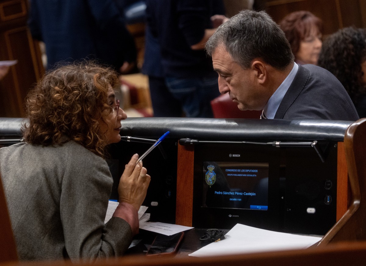 El PNV lleva al Congreso la Ley del Suelo que pactó con el PSOE para blindar los proyectos urbanísticos Archivo - La vicepresidenta primer y ministra de Hacienda, María Jesús Montero, y el portavoz del PNV en el Congreso, Aitor Esteban, conversan durante una sesión plenaria, en el Congreso de los Diputados, a 26 de noviembre de 2024, en Madrid (España).