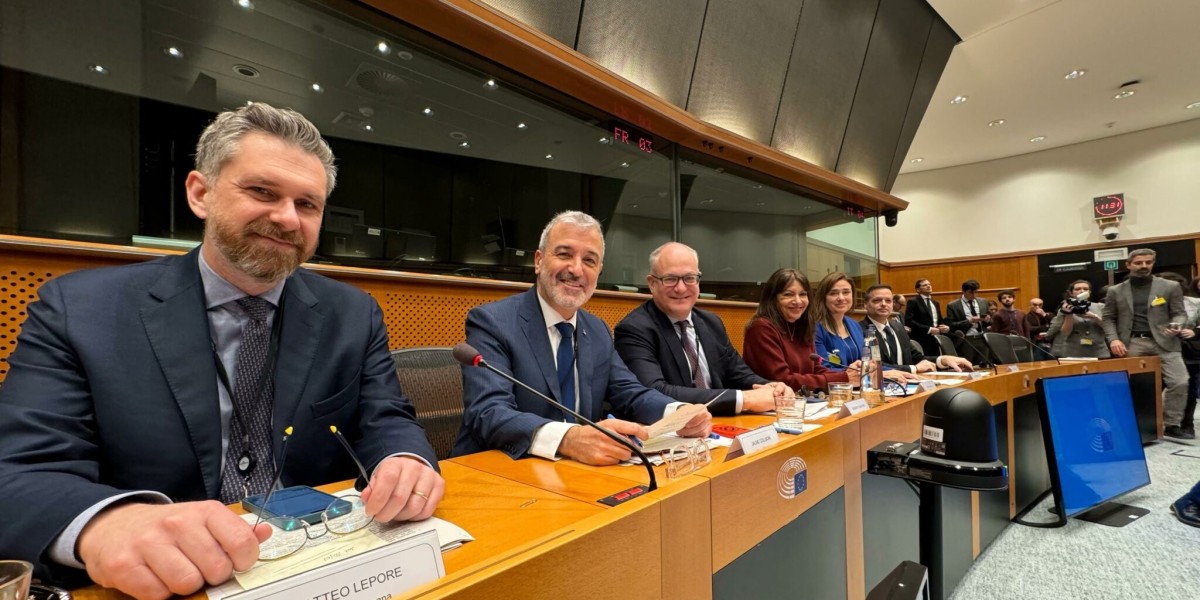 El alcalde de Barcelona, Jaume Collboni, junto a líderes de gobiernos locales de 11 ciudades europeas más