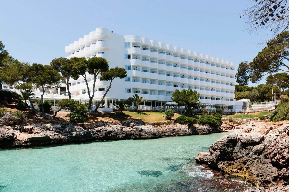 El fondo Blackstone estudia la salida a Bolsa de la hotelera española HIP HIP invierte 3,5 millones de euros en reposicionar el hotel AluaSoul de Mallorca.