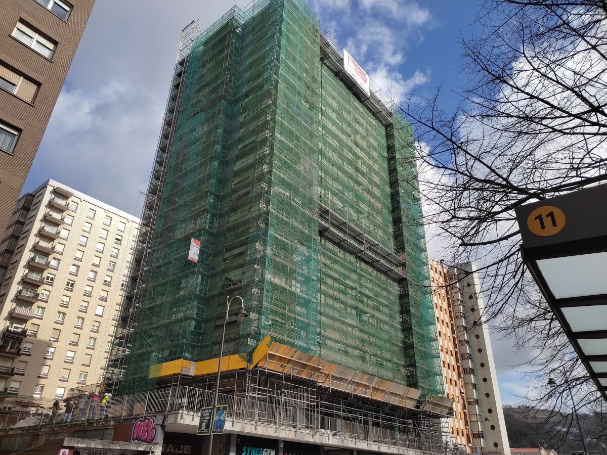 Andimac prevé 1,9 millones de reformas en 2025, un 1,6% más, y avisa del desuso de fondos UE para rehabilitar Archivo - Obras de rehabilitación en un edificio.