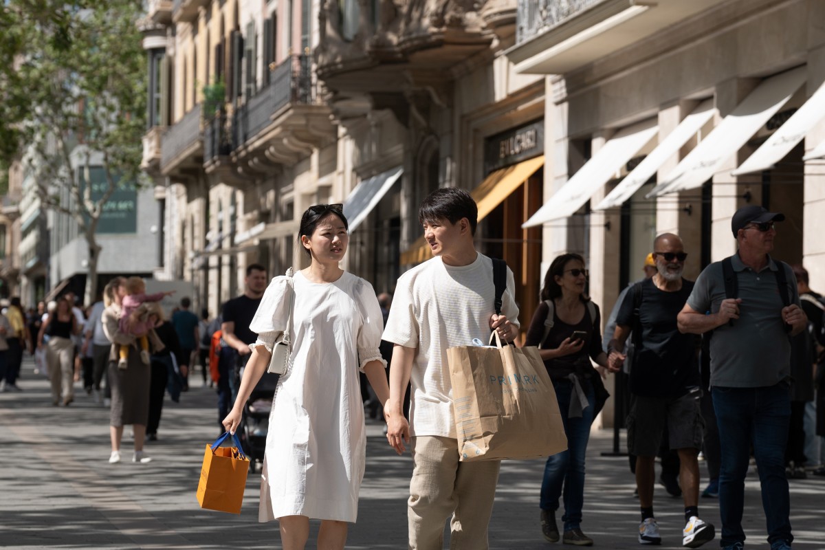 La apertura de tiendas en las principales calles comerciales de España se eleva un 9% en 2024 Archivo - Varias personas en el Paseo de Gracia