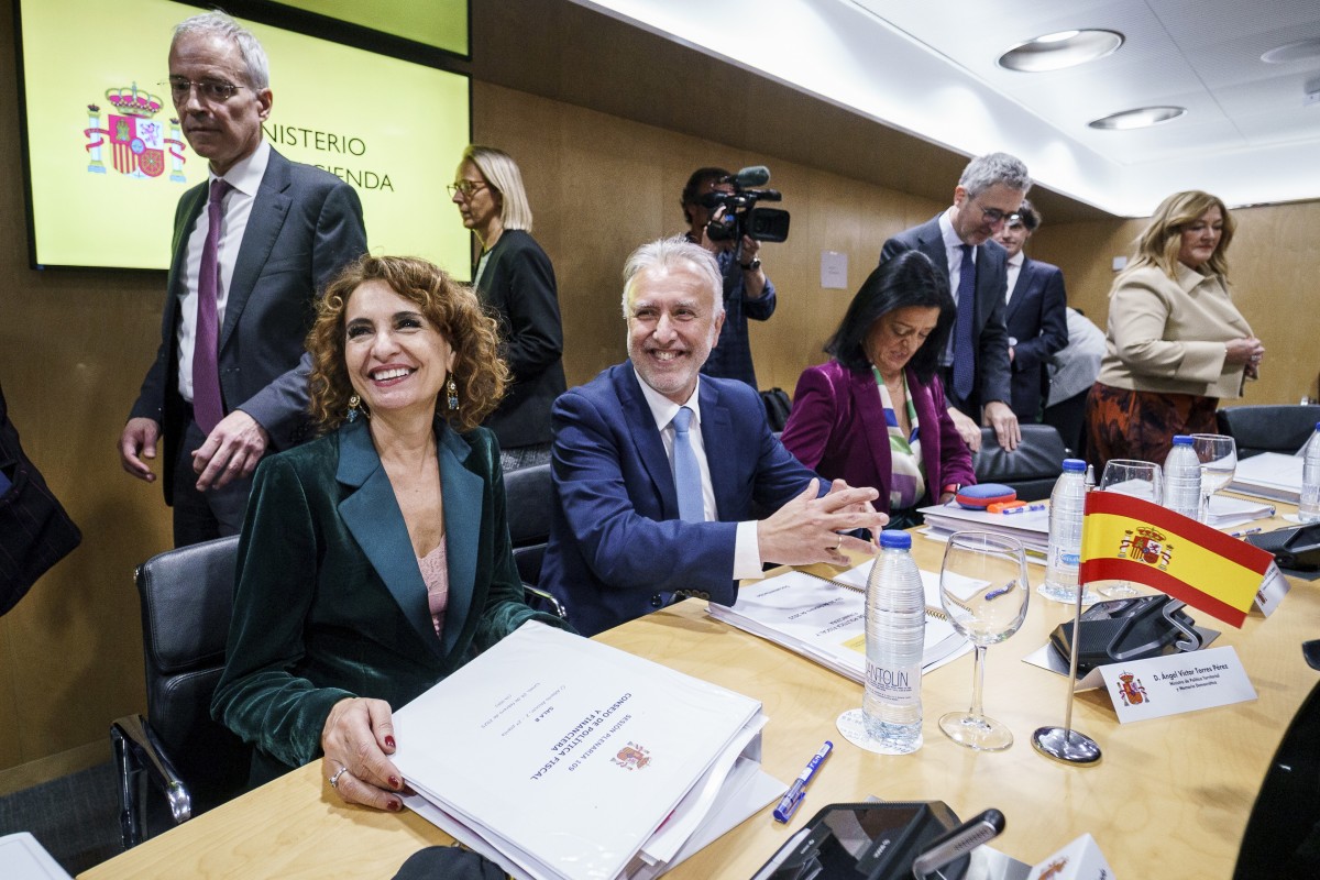 El CPFF aprueba la quita de deuda y Montero carga contra la "deslealtad inédita" de las CC.AA. del PP La vicepresidenta primera del Gobierno y ministra de Hacienda, María Jesús Montero, y el ministro de Política Territorial y Memoria Democrática, Ángel Víctor Torres, durante el Consejo de Política Fiscal y Financiera (CPFF), en la sede del Ministerio, a 2
