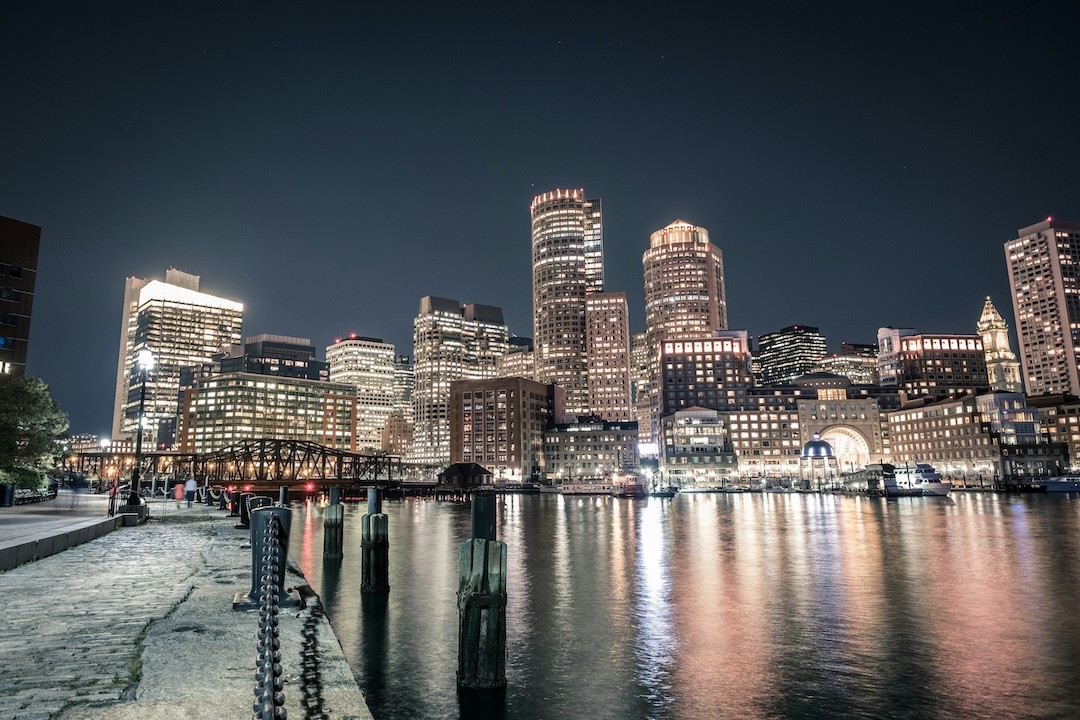 vista noturna de Boston