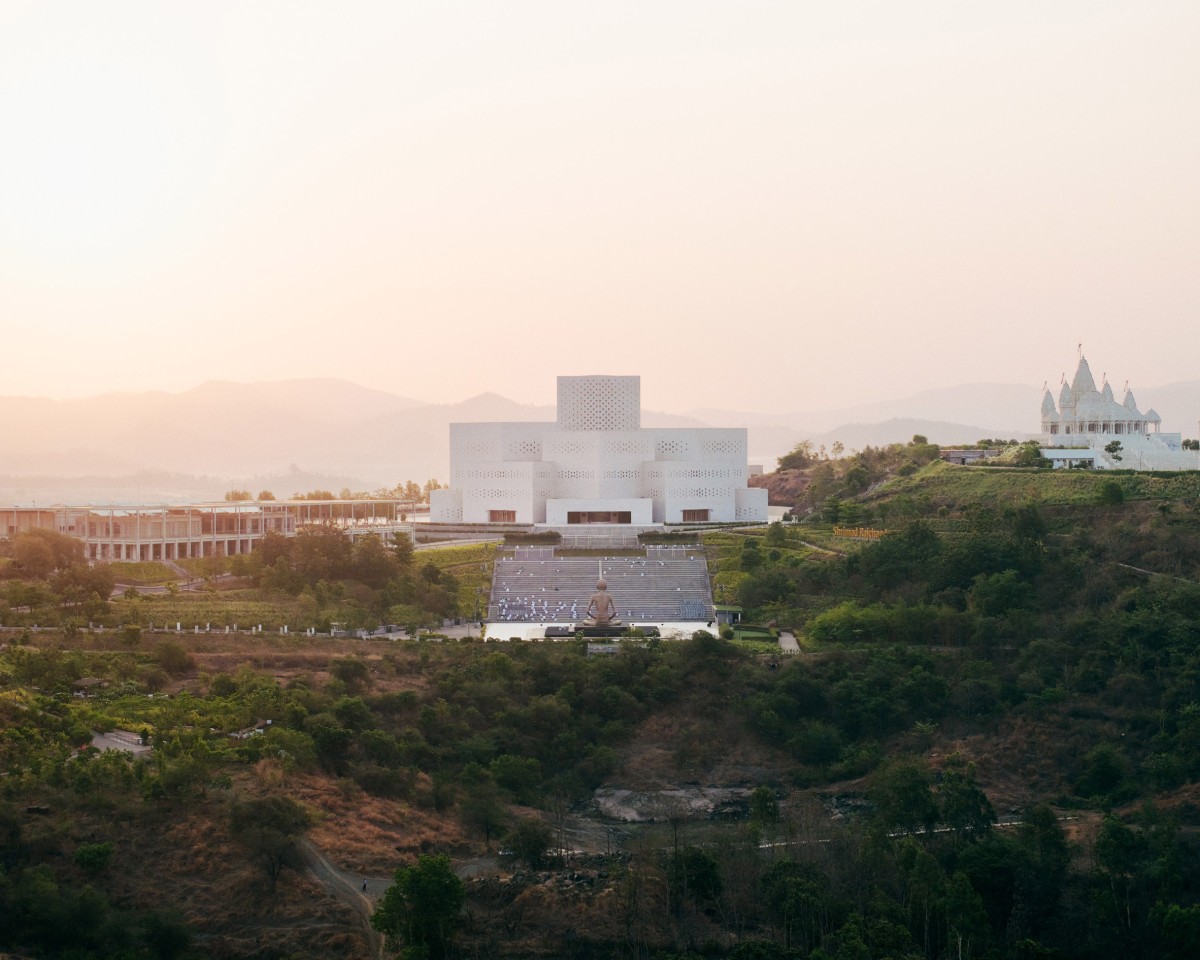 El templo combina la esencia de la arquitectura jainista con un diseño contemporáneo impresionante.