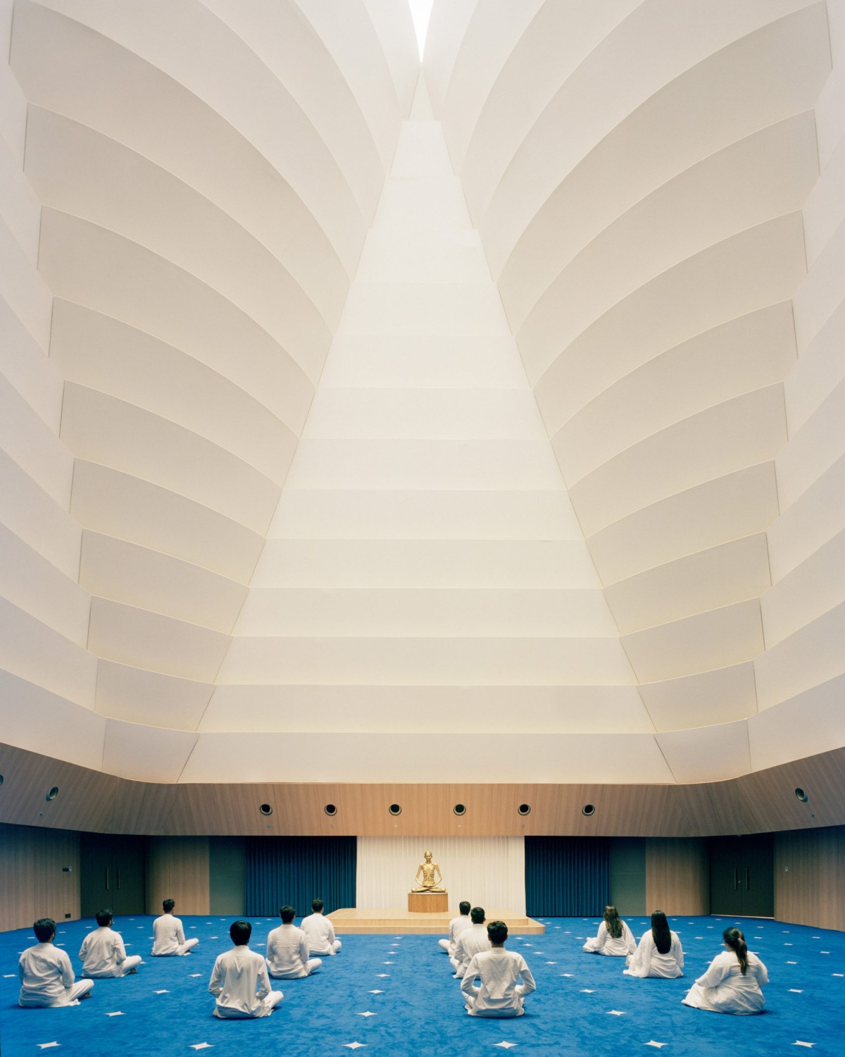 Sobre el auditorio se encuentra una sala de meditación de 20 metros de altura con una bóveda que se asemeja a los pulmones.