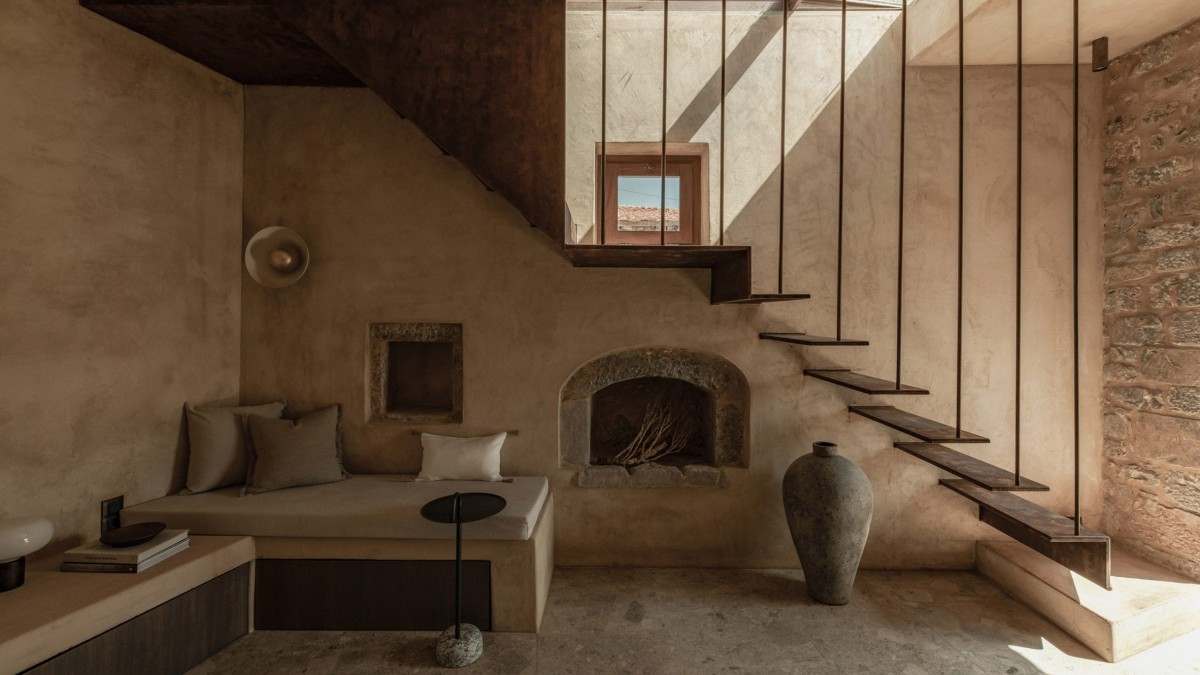 El diseño interior es minimalista pero cálido, con mobiliario integrado en la propia estructura.