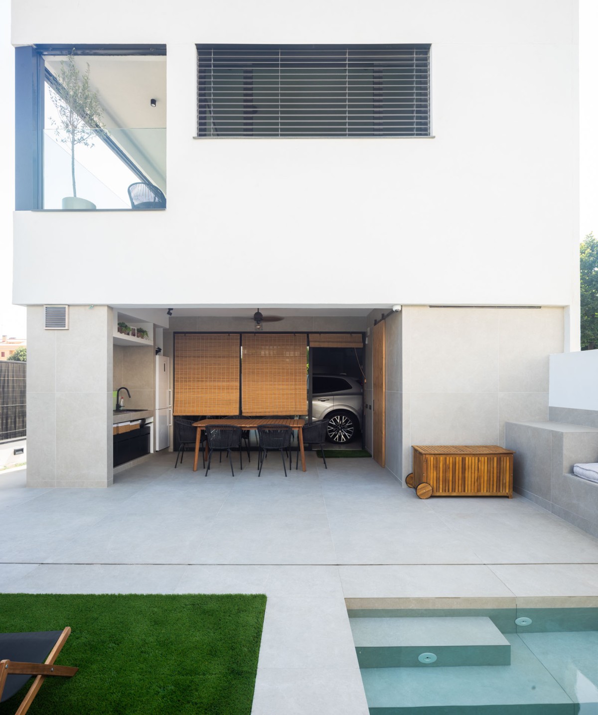 Un gran porche conectado a la piscina y el jardín ​​proporcionan un espacio ideal para el esparcimiento familiar.