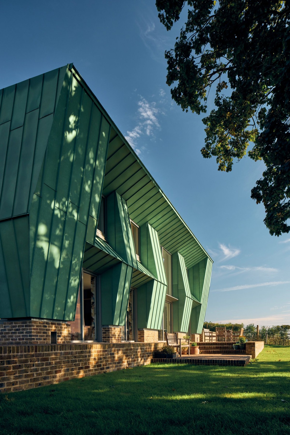 La casa presenta un tejado en ángulo que sobresale como una gorra protectora.