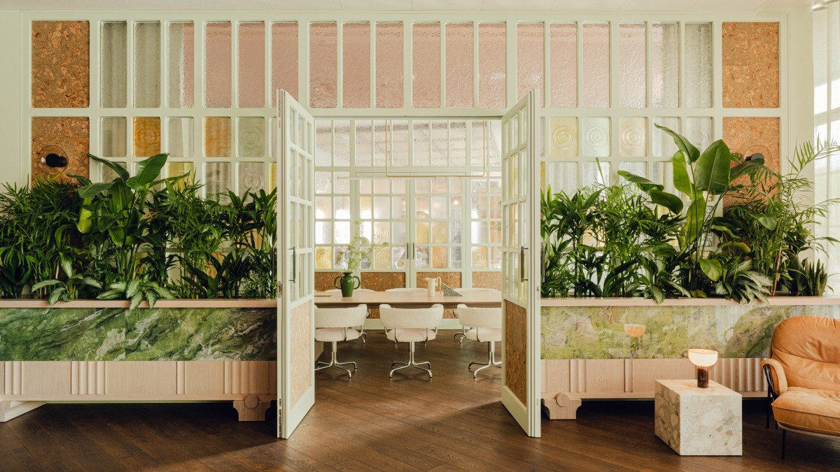 Las ventanas de cristal de una sala de reuniones privada se inspiran en el art nouveau y en las tradicionales coronas de cristal polacas.