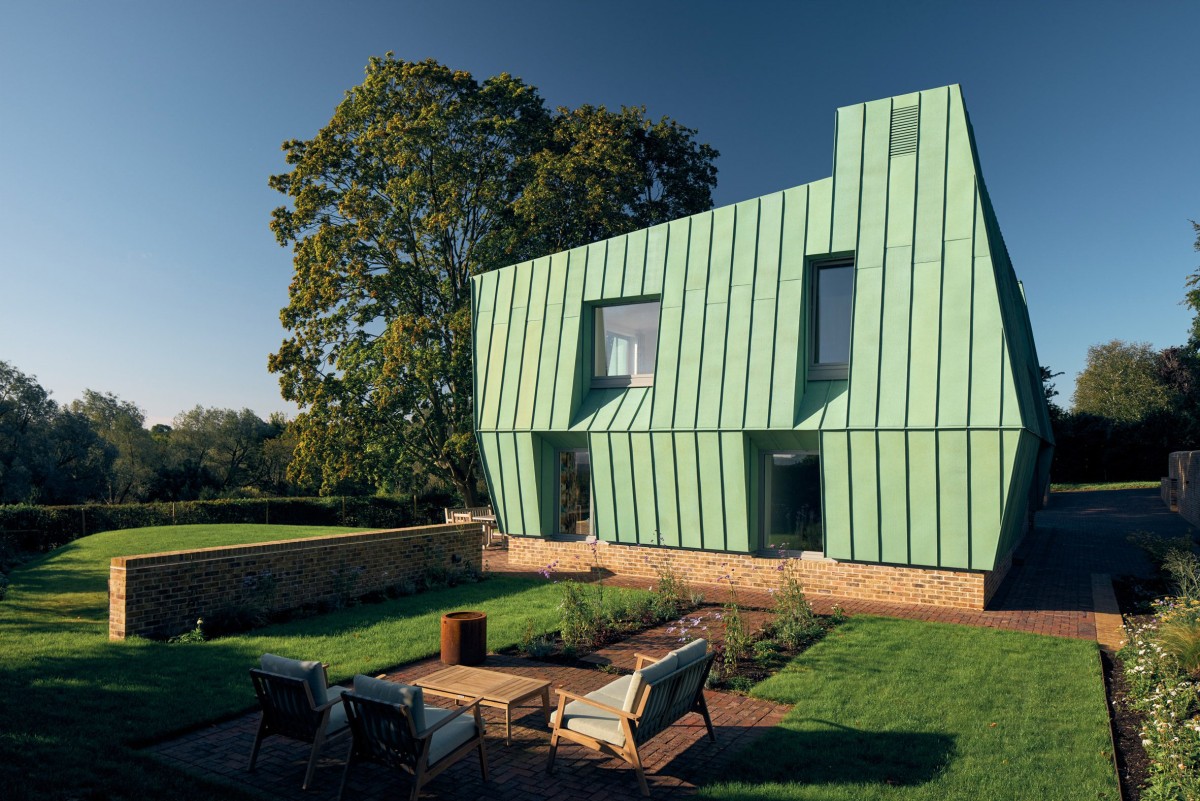 Dos chimeneas de ventilación en forma de “orejas” en la parte superior permiten la entrada de aire fresco por la noche y la salida de aire caliente durante el día.