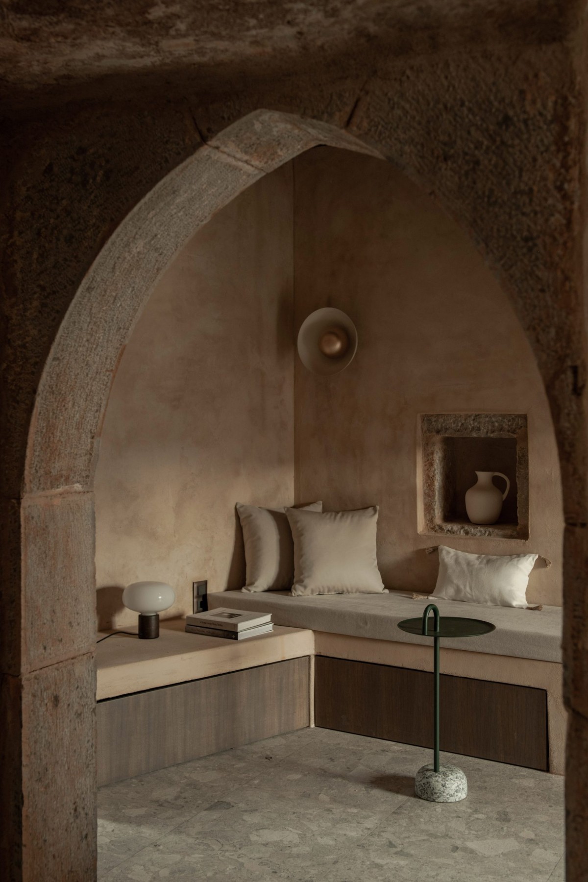 El arco actúa como un umbral natural entre el dormitorio y las áreas comunes.