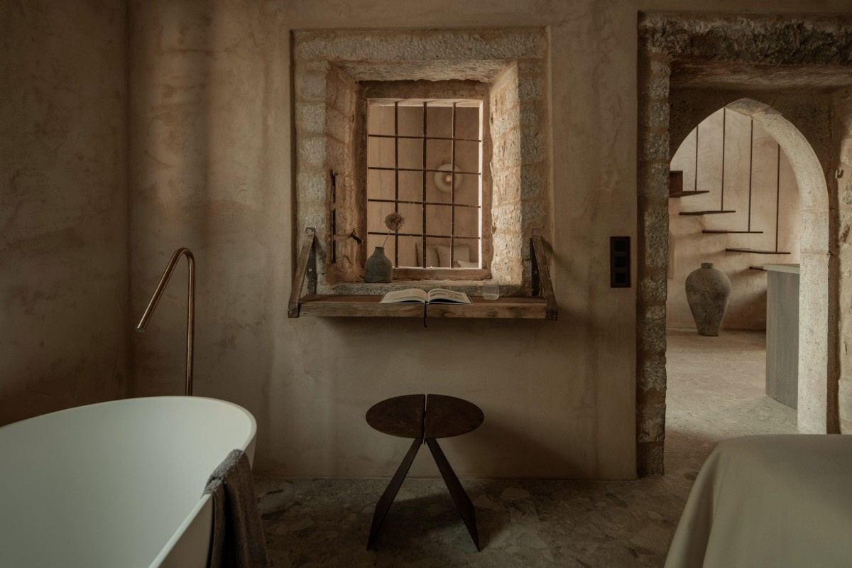 Los elementos originales, como el arco de piedra central, conviven con detalles funcionales y discretamente modernizados.