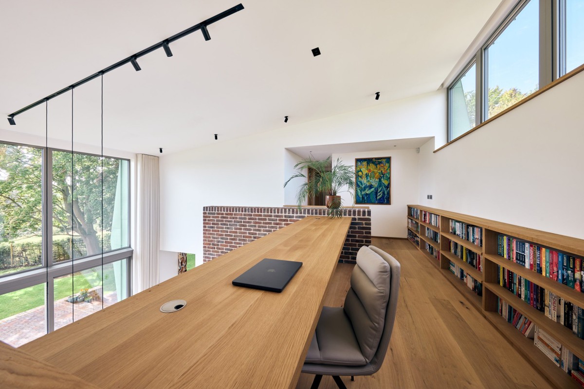 El despacho situado en el altillo ofrece vistas panorámicas del jardín y del paisaje de Oxford y cuenta con un amplio escritorio de roble.