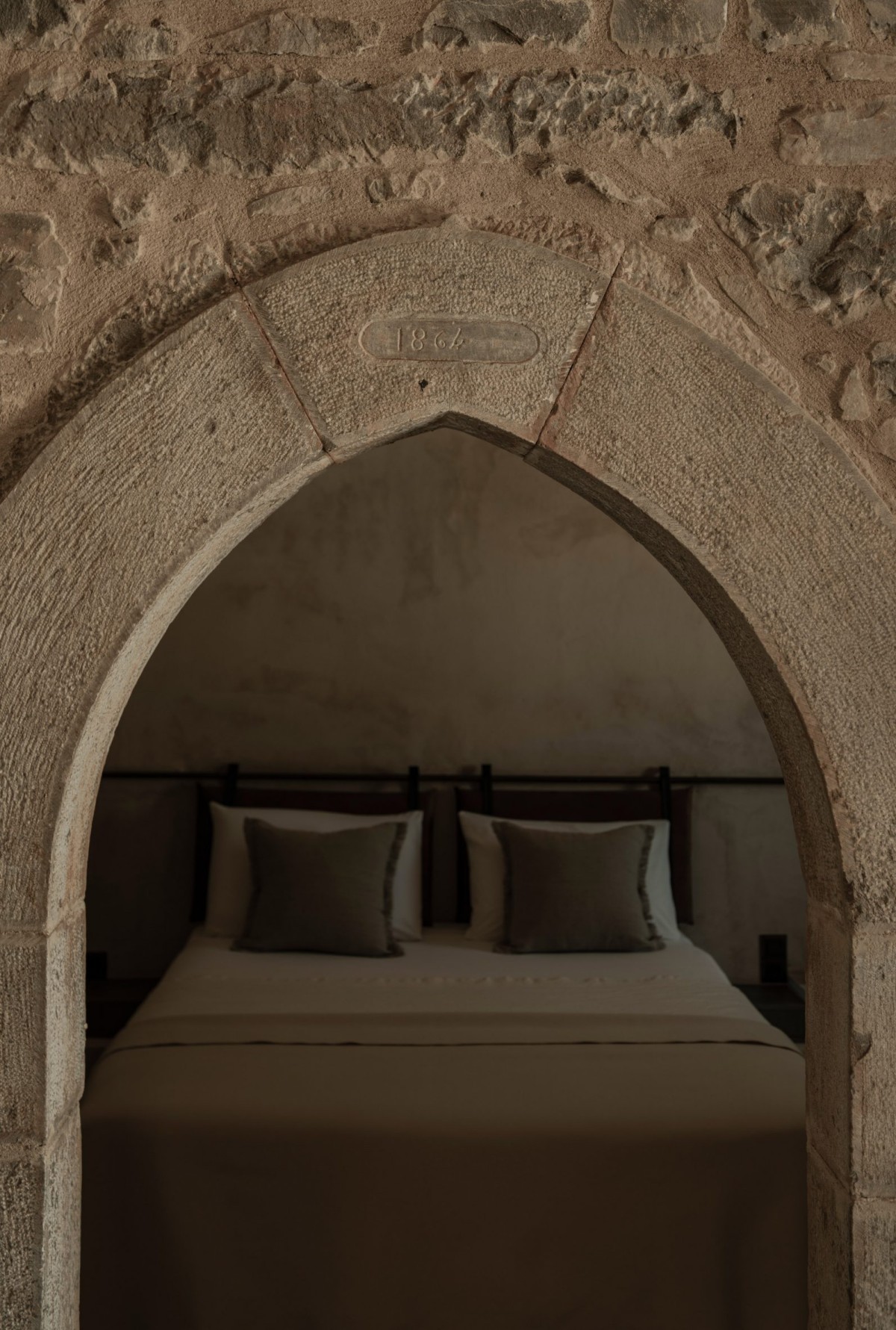 La clave del arco tiene grabada la fecha de construcción de la vivienda: 1864.