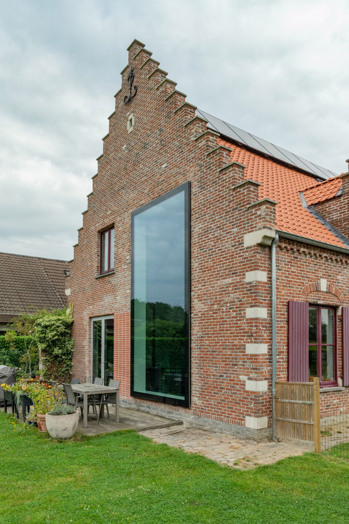 En las fachadas se incorporaron dos grandes ventanas en las fachadas principal y trasera, que potencian la luz y las vistas panorámicas.