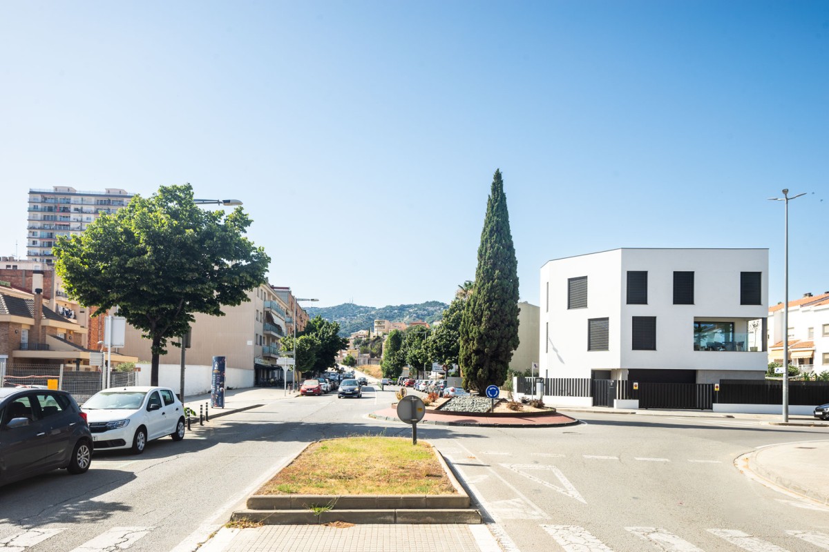 Aunque es un edificio entre medianeras, disfruta de tres fachadas principales gracias a su ubicación en el extremo sur del proyecto.
