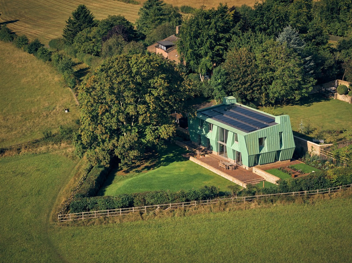 Los 37 paneles solares y otros elementos sostenibles, contribuyen a que sea una casa de energía positiva, produciendo más que consume.