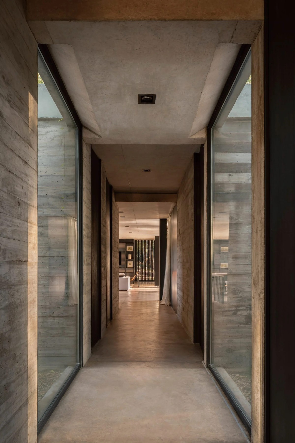 El tejado verde está poblado de especies autóctonas que fomentan la biodiversidad y un enfoque de mantenimiento orgánico.