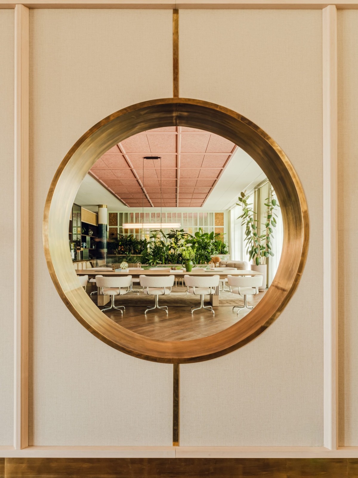 Las habitaciones de los huéspedes presentan un datum verde con un reborde de madera redondeado.