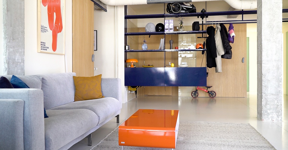 Salón y acceso a la vivienda de Gabriela Barrera