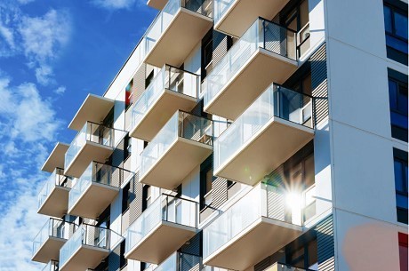 Bruselas afirma que contará con las regiones en el diseño del plan para duplicar la inversión en vivienda UGT-A asegura que las medidas del decreto de vivienda "no regula" zonas tensionadas ni "controla" el precio del alquiler.
