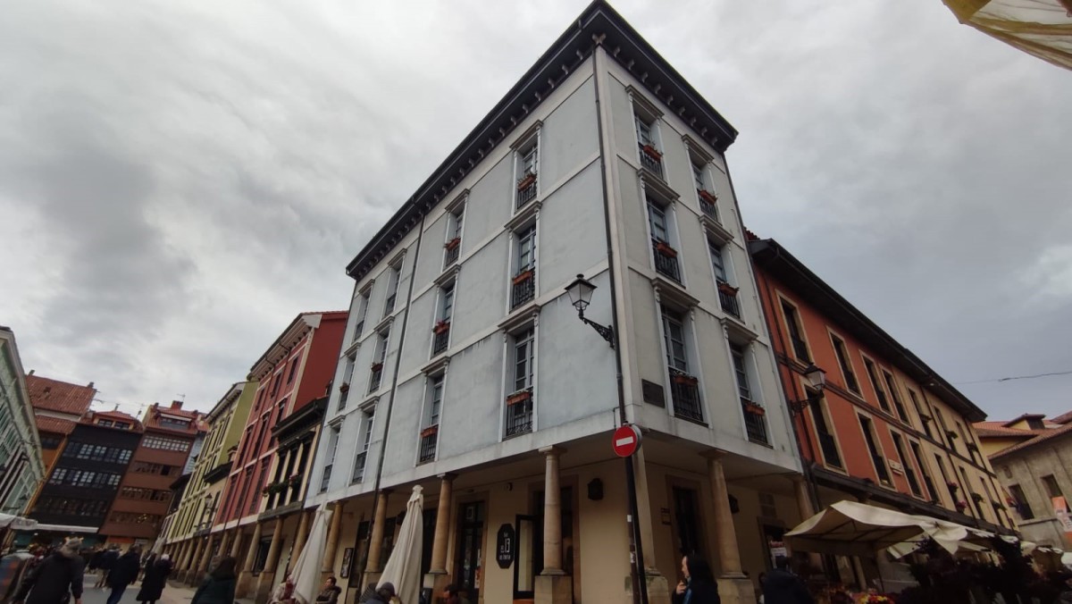 Archivo - Plaza de El Fontán, edificio de viviendas.