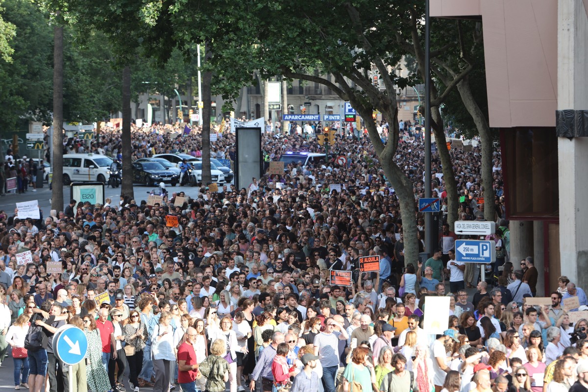 Baleares plantea subir el ITS, nuevo impuesto a vehículos y prohibir más plazas turísticas en plurifamiliares Archivo - Cientos de personas durante una manifestación contra la masificación turística y por la vivienda digna.