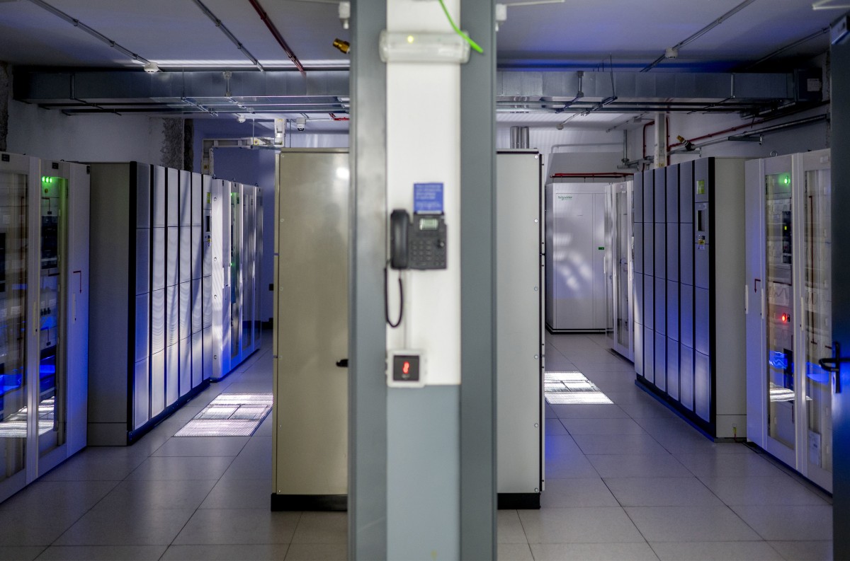 La demanda de 'data centers' en España crecerá un 90% hasta 2028, según Spain DC y Accenture Archivo - Varias instalaciones que se encargan de proporcionar seguridad al suministro eléctrico por si hubiera cortes y de evitar los picos de electricidad que pueden dañar los equipos, durante una jornada de puertas abiertas al centro de datos Digital R