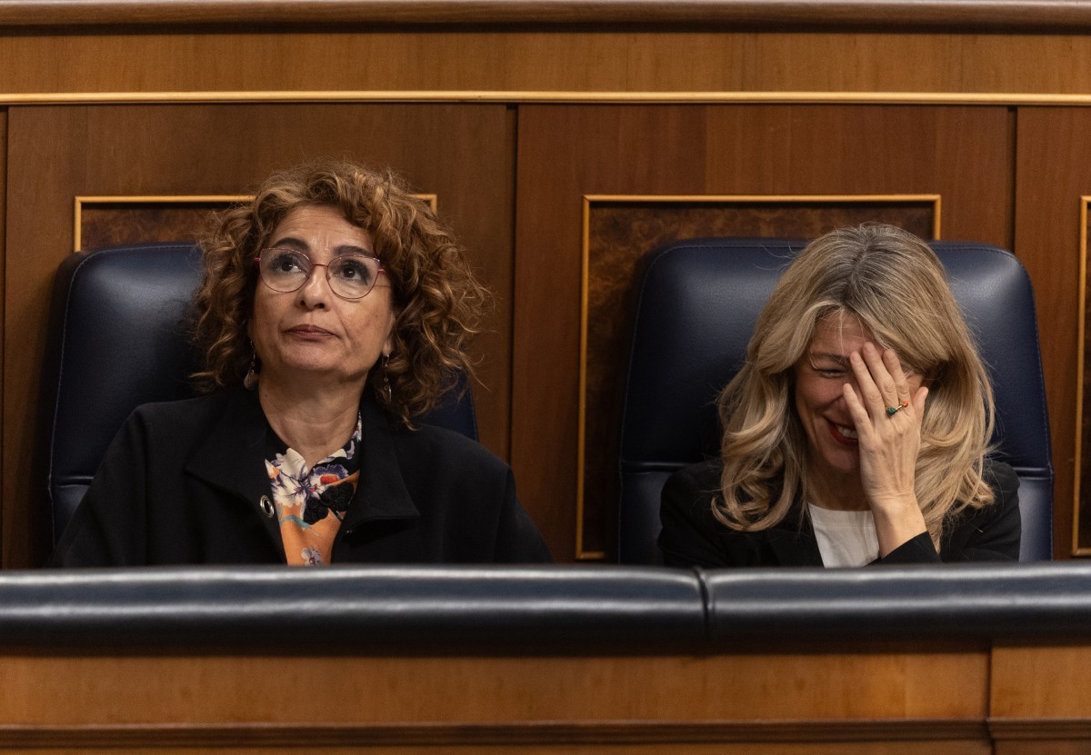 El PSOE se queda solo en el Congreso con su intención de hacer tributar por el IRPF al salario mínimo La vicepresidenta primera y ministra de Hacienda, María Jesús Montero (i) y la vicepresidenta segunda y ministra de Trabajo, Yolanda Díaz (d), durante un pleno en el Congreso de los Diputados, a 12 de marzo de 2025, en Madrid (España).