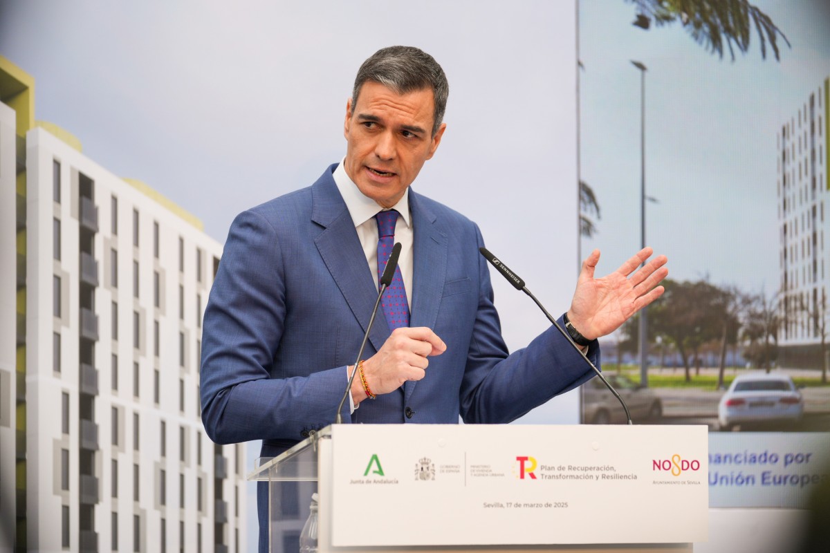 Sánchez pide ante Moreno que todas las comunidades apliquen la Ley de Vivienda, que está "funcionando" El presidente del Gobierno, Pedro Sánchez, interviene en el acto de entrega de llaves de viviendas de alquiler asequible este lunes en Sevilla.