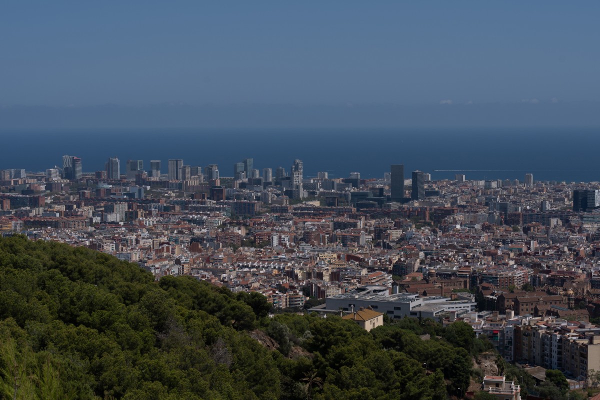 Apartur alerta de que el modelo de regulación de pisos turísticos en Barcelona está en riesgo Archivo - Vista panorámica de Barcelona.
