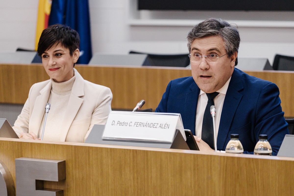 La ministra de Vivienda y Agenda Urbana, Isabel Rodríguez, y el presidente de la CNC, Pedro Fernández Alén. 