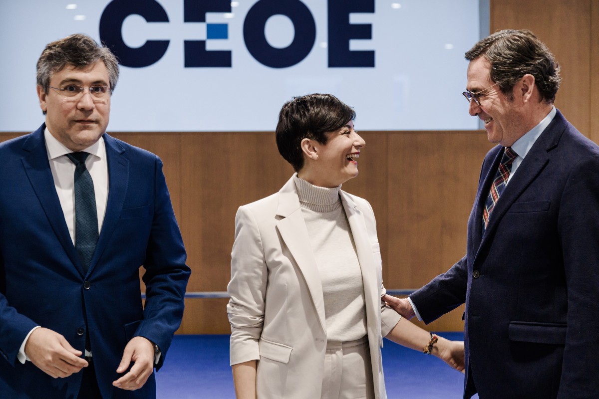 CNC aboga por cursos cortos para regularizar inmigrantes ante la falta de 700.000 empleados en construcción (I-D) El presidente de la CNC, Pedro Fernández Alén; la ministra de Vivienda y Agenda Urbana, Isabel Rodríguez, y el presidente de la CEOE, Antonio Garamendi, durante la asamblea general de la CNC