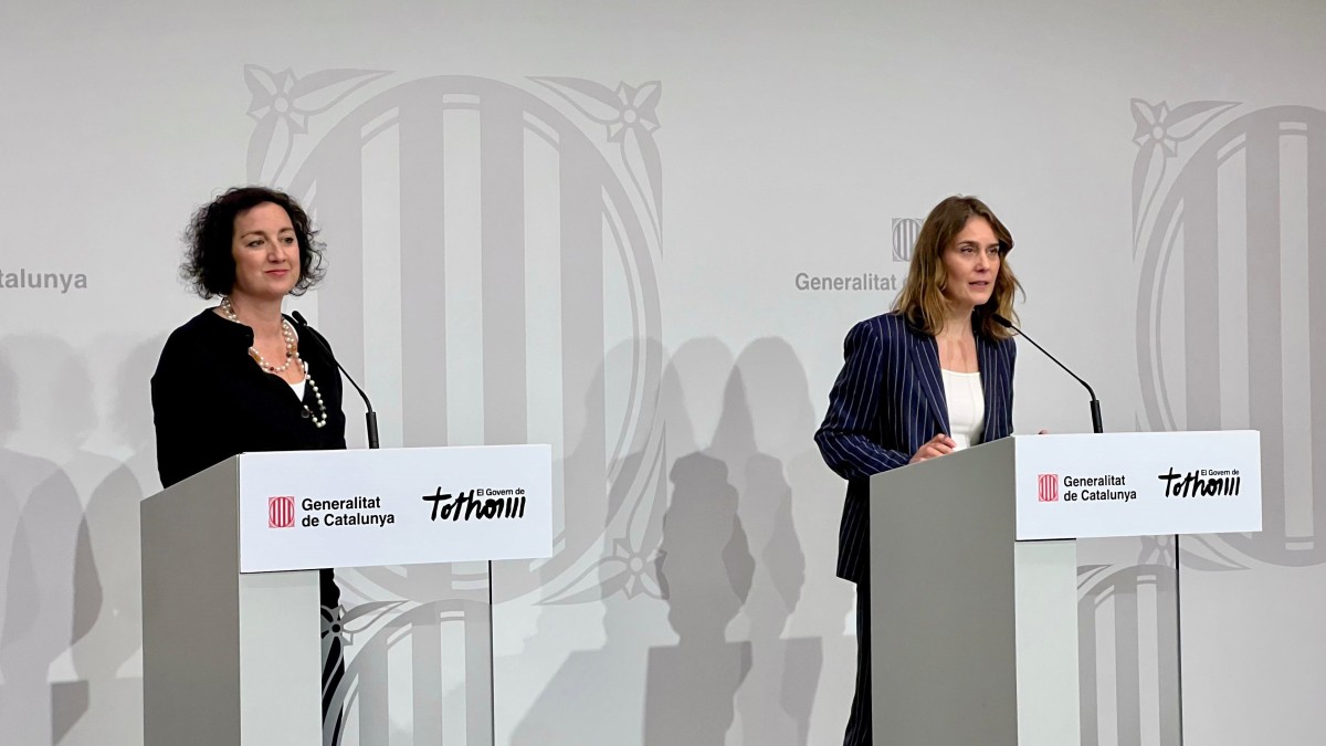 Govern i Comuns acorden eliminar l'impost sobre la compra d'habitatges per a cooperatives La consellera d'Economia i Finances de la Generalitat, Alícia Romero, i la líder dels Comuns al Parlament, Jéssica Albiach, en roda de premsa