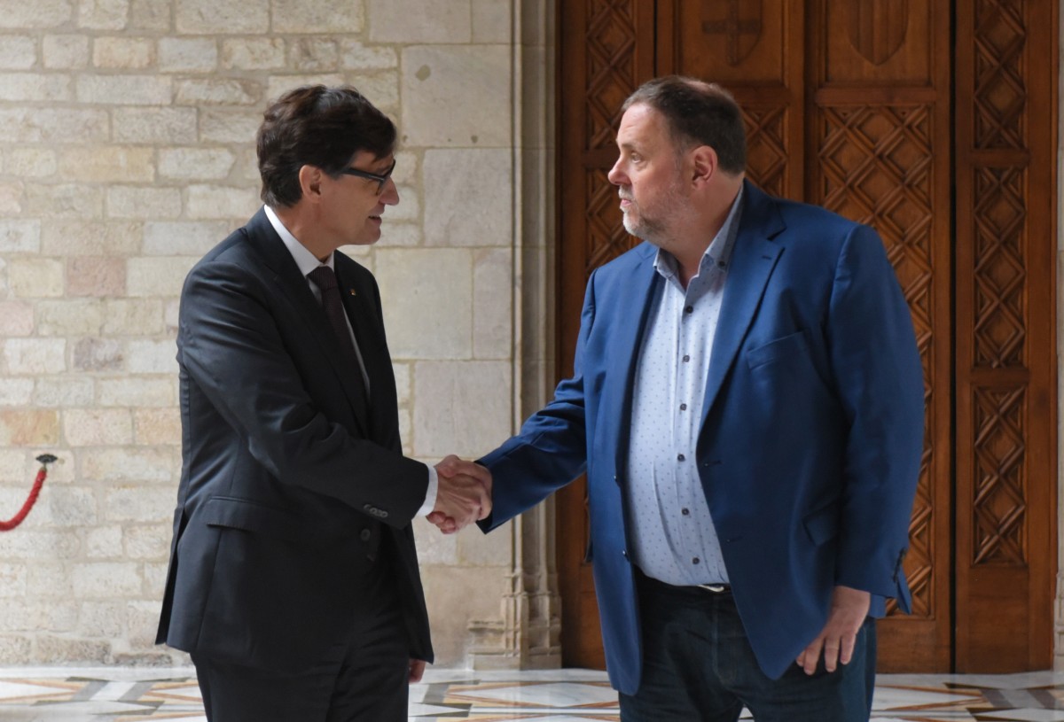 El Govern i ERC pacten reduir l'IRPF a les rendes inferiors a 33.000 euros El president de la Generalitat, Salvador Illa, i el president d?ERC, Oriol Junqueras, al Palau de la Generalitat, en una imatge d?arxiu.