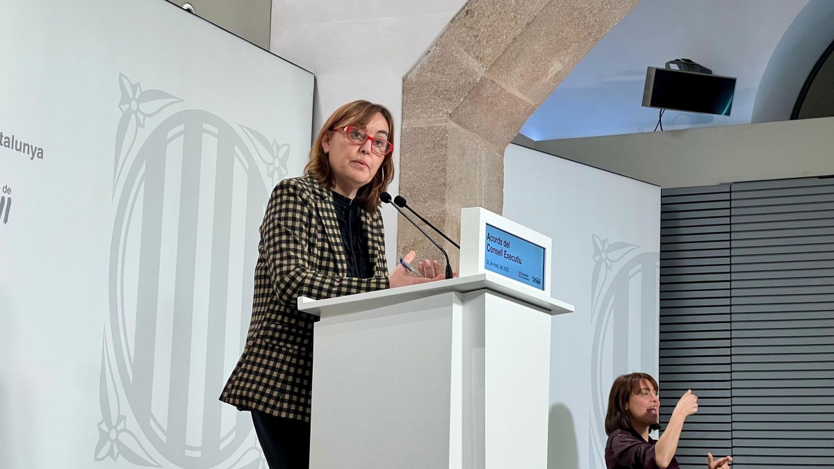Cataluña rebaja el IRPF a rentas inferiores a 33.000 euros y duplica la tasa turística La consellera de Territorio, Vivienda y Transición Ecológica y portavoz de la Generalitat, Sílvia Paneque, en una rueda de prensa tras el Consell Executiu de este martes