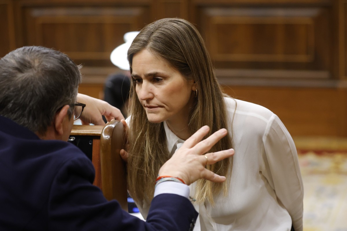 El portavoz del PSOE, Patxi López y la vicepresidenta tercera y ministra para la Transición Ecológica, Sara Aaagesen, durante una sesión de control al Gobierno en el Congreso de los Diputados, a 26 de febrero de 2025, en Madrid (España). 