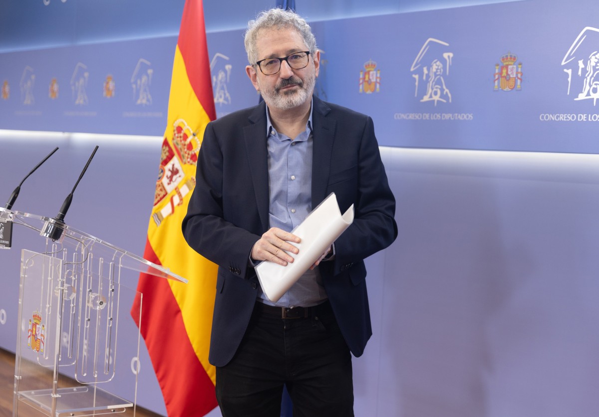 Sumar propone conceder exenciones de IRPF en las ayudas para rehabilitar viviendas de familias vulnerables El portavoz económico de Sumar, Carlos Martín, durante una rueda de prensa del grupo plurinacional Sumar, en el Congreso de los Diputados, a 5 de marzo de 2024, en Madrid (España).