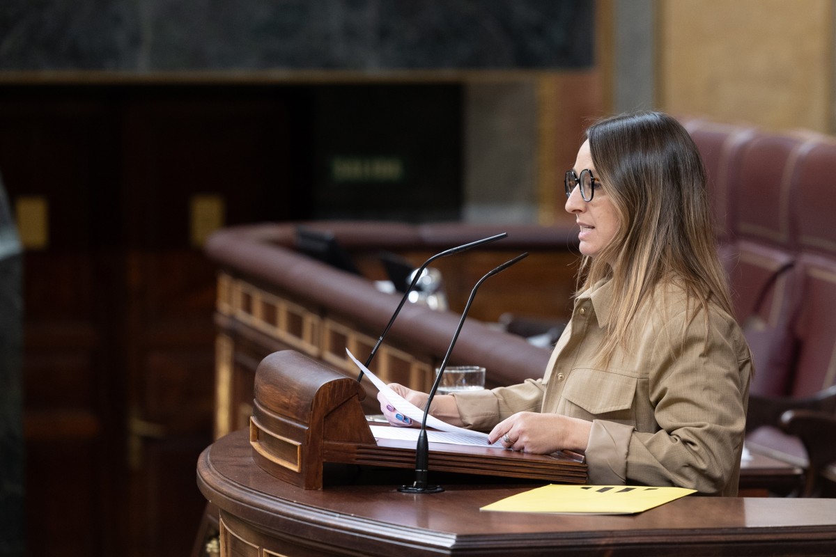 ERC pide en el Congreso restringir la compra de vivienda a extranjeros que no residan en España La diputada de ERC Etna Estrems interviene durante una sesión plenaria, en el Congreso de los Diputados, a 10 de diciembre de 2024, en Madrid (España).