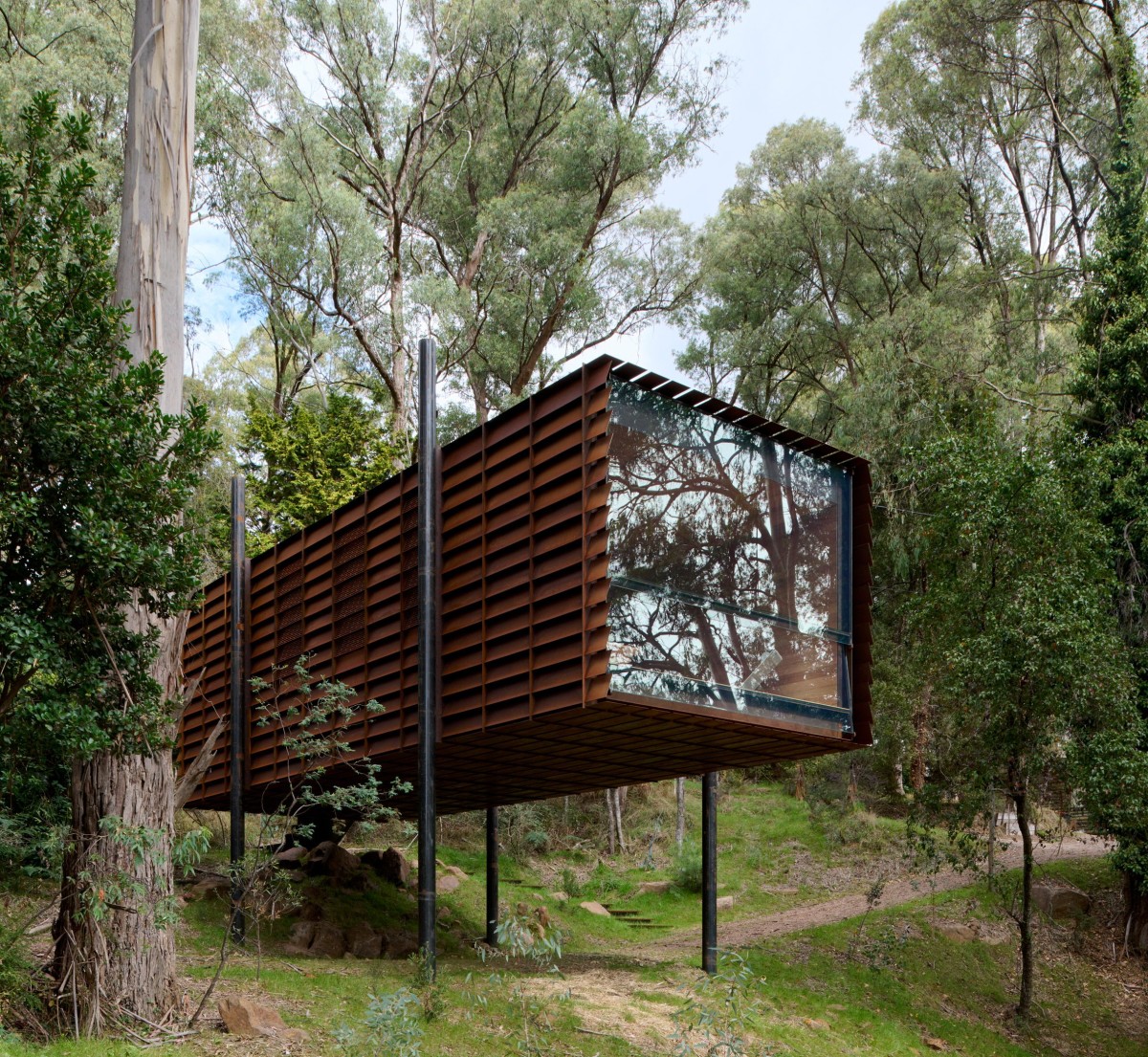 Diseñada por Robbie Walker, Sawmill Treehouse se encuentra cerca de la estación de esquí de Mount Buller, en los Alpes de Victoria (Australia).